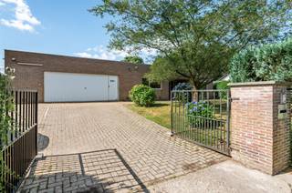 In een rustige en residentiële omgeving in Bonheiden bevindt zich deze bijzonder lichtrijke en ruime laagbouwvilla. De woning biedt een...