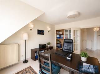 <p><span>Square Estate vous présente ce superbe appartement situé au coeur de Wemmel, sur la charmante Place du Markt. </span></p><p><span> </span></p><p><span>L'appartement se compose comme suit: un hall d'entrée, un superbe et lumineux living donnant sur la Place du Markt, une cuisine équipée, une buanderie, deux chambres à coucher dont une avec dressing ainsi qu'une salle de bain. </span></p><p><span> </span></p><p><span>Celui-ci dispose également d'une cave ainsi que d'un box de garage compris dans le prix de location. Les charges s'élèvent à 200 euros par mois, dont 50 euros de provision pour la consommation d'eau à usage privé.</span></p><p><span> </span></p><p><span>Pour plus d'informations ou planifiez une visite, veuillez-nous contacter au 02/460.42.01 ou à <span>ca@square-estate.be</span></span><span> </span></p>