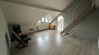 Dit comfortabel en lichtrijk dakappartement ligt op 2 minuten wandelen van het station met het stadscentrum vlakbij.<br /><br />In de gemeenschappelijke hal is er voldoende ruimte om fietsen te stallen. De trappenhal leidt u naar het bovenste verdiep dat u volledig voor uzelf hebt.<br /><br />De leefruimte is een gezellige open ruimte dat door het hoge plafond een ruim gevoel geeft. Boven de woonkamer is er een tweedelige mezzanine die ingericht kan worden als extra slaapkamer, bureau, hobbyruimte en/of extra zithoek.<br /><br />De keuken is uitgerust met oven, kookplaat, dampkap en aansluiting voor wasmachine en droogkast.<br /><br />De badkamer beschikt over een lavabo, toilet en ligbad met douchekop.<br /><br />Achteraan vindt u de grote slaapkamer.<br /><br />Dit appartement is ideaal voor alleenstaanden, eerste woning, jong koppel of investeerders. Boek je afspraak telefonisch of via mail.