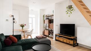 Recente gerenoveerde woning met 3 slaapkamers in Ledeberg<br /><br />Deze prachtige, recent gerenoveerde woning is gelegen in de Hilarius Bertolfstraat 25 te Ledeberg (Gent), een aangename en centrale woonomgeving op korte afstand van Gent centrum. <br /><br />Dankzij de uitstekende ligging geniet u van een vlotte bereikbaarheid met zowel de wagen als het openbaar vervoer. <br />De woning ligt dichtbij belangrijke invalswegen zoals de E17, waardoor omliggende steden en gemeenten gemakkelijk bereikbaar zijn. <br />Ook het openbaar vervoer is uitstekend aanwezig, met verschillende tram- en busverbindingen in de buurt.<br /><br />Voor wie graag geniet van rust en groen ligt het mooie Park De Vijvers op wandelafstand. Dit park vormt een groene oase in Ledeberg, ideaal voor ontspannende wandelingen, sport of een momentje buiten.<br /><br />Met een uitstekende Realo Mobiliteitsscore van 95% is dit de ideale woning voor wie comfortabel en centraal wil wonen.<br /><br />Bij het binnenkomen van de woning komt u terecht in een aangename inkomhal. De gelijkvloerse verdieping omvat een ruime en lichtrijke leefruimte met aansluitend een volledig uitgeruste keuken. Deze moderne keuken beschikt over een vaatwasmachine, kookplaat, dampkap en combi-oven. De leefruimte geeft bovendien rechtstreeks toegang tot het ruime terras.<br />Op de verdiepingen bevinden zich 3 volwaardige slaapkamers, ideaal voor een gezin, thuiswerk of extra hobbyruimte. Daarnaast beschikt de woning over een stijlvolle full-in badkamer met dubbel wasmeubel, douche en ligbad, waar comfort centraal staat.<br /><br />Troeven van deze woning:<br />• Recent gerenoveerde woning<br />• 3 volwaardige slaapkamers<br />• Ruime leefruimte met veel lichtinval<br />• Volledig uitgeruste moderne keuken<br />• Ruim terras <br />• Badkamer met douche, ligbad en dubbel wasmeubel<br />• Topligging nabij centrum Ledeberg<br />• Op wandelafstand van Park De Vijvers<br />• Vlotte verbinding naar E17 en openbaar vervoer<br />• Uitstekende mobiliteitsscore van 95%<br /><br /><br />Voor meer informatie of een bezoek, contacteer Thomas via thomas@vicusvastgoed.be of op het nummer 0474 26 27 58.