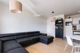 Bent u op zoek naar een modern appartement op een toplocatie?<br />Dan is dit prachtige appartement in de Bredastraat precies wat u zoekt.<br /><br />Gelegen op wandelafstand van Park Spoor Noord, het Eilandje en het MAS, geniet u hier van het bruisende stadsleven met alle voorzieningen binnen handbereik. Supermarkten, gezellige eetadresjes en openbaar vervoer bevinden zich vlakbij, terwijl ook het stadscentrum en de haven vlot bereikbaar zijn. Een ideale ligging voor wie comfort en bereikbaarheid belangrijk vindt.<br /><br />Het appartement straalt ruimte en licht uit. De volledig uitgeruste open keuken sluit naadloos aan op de leefruimte, die uitgeeft op een rustig en zonnig terras aan de achterzijde.<br /><br />Verder beschikt het appartement over een volwaardige slaapkamer met uitzicht op het terras. Daarnaast is er een tweede kamer die flexibel kan worden ingericht als bureau, kinderkamer of dressing, afhankelijk van uw wensen.<br /><br />Tot slot is er een handige kelderberging voorzien voor extra opslagruimte. Een ondergrondse autostaanplaats kan worden aangekocht aan 30.000 EUR.<br /><br />Interesse? Contacteer LISTED voor een bezoek via +32 3 283 51 51.