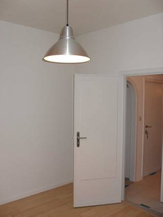 Instapklaar appartement met 2 slaapkamers in hartje Burcht – EPC B – €161000 , ediaal voor starters , OF VOOR INVESTERING 5% OPBRENGST , nabij de E17 en Antwerpen<br />Dit appartement met 2 slaapkamers is ideaal gelegen in de hoofdstraat van Burcht, vlak bij de E17 en op korte afstand van carefour en openbaar vervoer en Antwerpen n Gent . Het appartement biedt comfortabele leefruimtes met een lage gemeenschappelijke kost (60) € en een gunstige EPC-waarde van b , wat betekent dat er geen renovatieplicht is.<br />Bij binnenkomst betreedt u een open leefruimte die overgaat in de eet- en keukenruimte, wat zorgt voor een aangename, open indeling. De keuken is volledig geïnstalleerd en voorzien van een oven, gasfornuis en dampkap. Verder beschikt het appartement over dubbel glas en zijn er rolluiken achteraan en zonwerende screens vooraan.<br />De indeling omvat één volwaardige slaapkamer en een ruime doorloopkamer, die flexibel in te richten is naar uw behoefte. Er is een apart toilet en een badkamer met een douche. Bovendien beschikt u over een balkon om u wasmachine te plaatsen <br />Bij het appartement horen ook twee aparte bergingen beneden in de kelder.<br />Interesse in dit appartement met uitstekende ligging? Aarzel niet en vraag een bezoek aan via het nummer 0468/432614 of 037440733<br />Of : Peter.de.volder10@telenet.be <br /><br />161000€