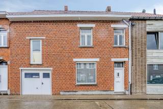 Eigendom met tal van mogelijkheden ...Werkelijk in het centrum van Lauwe vinden we deze woning terug. We stappen deze binnen via de inkomhal en komen...