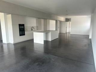 <p><span>Ruim appartement (155m² bewoonbare opp) met loftgevoel.</span></p><p><span> </span></p><p><span>INDELING</span></p><p><span> </span></p><p><span>Recent appartement gelegen op de eerste verdieping.</span></p><p><span>Het appartement omvat een ruime berging, een grote living met uitgebreide keuken met kookeiland, 3 slaapkamers, een apart toilet en een hippe badkamer met inloopdouche, bad en dubbel meubel.</span></p><p><span>Beneden is er een aparte fietsenberging en vooraan is er een vuilnislokaal.</span></p><p><span>Aan de living is er een terras.</span></p><p><span> </span></p><p><span>PRAKTISCH</span></p><p><span> </span></p><p><span>Het appartement is onmiddellijk beschikbaar.</span></p><p><span>Gunstig epc A label.</span></p><p><span> </span></p><p><span>LIGGING</span></p><p><span> </span></p><p><span>Rustig gelegen met snelle aansluiting naar de N60.</span></p><p><span> </span></p><p><span>Vraag uw bezoek aan via onze site immodhondt.be</span></p>