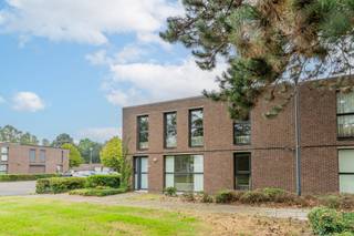 <p>Deze op te frissen woning is rustig gelegen in de groene en kindvriendelijke verkaveling Parkwijk, net buiten de stadsrand, omgeven door groene pleintjes, geniet u hier van bijzonder weinig verkeer en veel rust.<span></span></p>
<p>Tegelijkertijd zijn het centrum, de belangrijkste invalswegen en de E34 richting Antwerpen en Eindhoven vlot bereikbaar.</p>
<p>Deze gezellige woning biedt 3 ruime slaapkamers, een garage en een aangename buitenruimte en vormt een mooie opportuniteit voor wie een woning verder naar eigen smaak wil afwerken.<span></span></p>
<p>De woning kreeg reeds verschillende belangrijke verbeteringen. Zo werden de <strong>ramen vernieuwd in 2022</strong>, werd het <strong>dak in 2016 volledig vernieuwd en geïsoleerd</strong> . Daarnaast beschikt de woning over dubbele beglazing en een <strong>conforme elektrische installatie</strong>.</p>
<p>Op het gelijkvloers komt u binnen via de inkomhal met apart toilet. Vervolgens vindt u een ruime keuken met eetgedeelte en een open leefruimte met plaats voor zowel een gezellige zithoek als eetkamer. Tussen de woonkamer en de garage bevindt zich bovendien een polyvalente ruimte, ideaal als bureau, hobbyruimte, speelkamer.</p>
<p>De eerste verdieping telt 3 ruime slaapkamers, een badkamer met douche en badkamermeubel en een afzonderlijk toilet.<span></span></p>
<p>De garage biedt plaats voor de wagen en extra bergruimte. Ook in de straat zijn er bijkomende parkeermogelijkheden.</p>