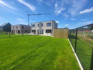 <p>In het centrum van Wijchmaal, in de nieuwe verkaveling Kapelhoef, bieden wij <strong>vijf halfopen, energieneutrale ééngezinswoningen </strong>aan in de Haverstraat en Roggestraat. Deze moderne woningen zijn ideaal gelegen: op minder dan vijf minuten bereik je met de auto de Noord-Zuidverbinding, een buurtwinkel bevindt zich op slechts 700 meter en de basisschool ligt op wandelafstand, op minder dan één kilometer.<br /><strong><br /><span>Woning Haverstraat 3 (Lot 10)</span></strong></p>
-Bewoonbare oppervlakte: 126m²;<br />-Perceeloppervlakte: 5a12ca;<br />-Een ruime doorzonleefruimte met open keuken;<br />-Een praktische berging;<br />-3 slaapkamers, waarvan één met dressing en een wasplaats;<br />-Volledig uitgeruste badkamer;<br />-Zuidgerichte tuin;<br />-Vrijstaande carport met aanpalende tuinberging.<br />
<p><br />De woningen worden volledig afgewerkt opgeleverd. De materiaalkeuzes werden gemaakt. Je hoeft alleen nog maar je meubels te verhuizen. <span>Dankzij het gunstig E-peil is er 5 jaar vrijstelling op het kadastraal inkomen.</span><br /><br /><strong>Bouwen aan de toekomst<br /></strong>De woningen zijn ontworpen met oog voor duurzaamheid en energie-efficiëntie. Ze behalen een <strong>maximaal E-peil van E10. </strong>Verwarmen gebeurt via een <strong>lucht/water-warmtepomp</strong> in combinatie met vloerverwarming die ook actieve koeling mogelijk maakt. <strong>Zonnepanelen </strong>zijn standaard voorzien, wat bijdraagt aan het lage energieverbruik en het wooncomfort.</p>
<p>Ook buiten wordt er aan alles gedacht. In elke achtertuin wordt een hoogstammige inheemse boom aangeplant en het gazon wordt ingezaaid. De percelen worden gedeeltelijk afgesloten met een draadafsluiting van 1,80 meter hoog, zodat privacy en veiligheid gegarandeerd zijn.<br /><br />De vermelde prijs is exclusief btw en notariskosten. Wil jij graag rustig wonen in een energiezuinige nieuwbouwwoning op een centrale, gezinsvriendelijke locatie? Dan vertellen we je graag meer over dit project en de mogelijkheden. <br /><br />Wij ontzorgen je ook voor de <strong>verkoop </strong>van je <strong>huidige woning</strong>. Contacteer ons op 011 39 90 50 of info@jansenrealestate.be voor bijkomende informatie.</p>