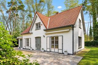 <p><span>Parfaite maison entièrement rénovée, prête à être emménagée, dans un excellent emplacement près du domaine du golf et du lac à Keerbergen. Cette maison charmante et bien agencée allie confort, espace et environnement verdoyant, idéal pour ceux qui souhaitent vivre paisiblement avec toutes les commodités à portée de main.</span></p><p><span> </span></p><p><span>En entrant dans la propriété, vous accédez au hall d'entrée qui donne accès à l'espace de vie lumineux avec la salle à manger et la cuisine entièrement équipée. De plus, le rez-de-chaussée dispose d'une chambre complète, d'une salle de bain moderne, d'un WC séparé et d'un garage intérieur. Grâce à cette disposition, il est parfaitement possible d'organiser tous les espaces de vie au rez-de-chaussée, ce qui permet également à la propriété d'être à l'abri du temps.</span></p><p><span> </span></p><p><span>Au premier étage, un spacieux hall de nuit donne accès à deux généreuses chambres à coucher, idéales pour une famille ou pour combiner chambre à coucher et pièce de loisir.</span></p><p><span> </span></p><p><span>A l'extérieur, vous profiterez d'un jardin ensoleillé et joliment aménagé, entouré de verdure, situé sur un terrain entièrement clôturé de 1000 m². L'abri de voiture double et la maison de jardin spacieuse constituent des atouts supplémentaires, car ils permettent de disposer d'un vaste espace de stationnement et de stockage.</span></p><p><span> </span></p><p><span>L'emplacement est particulièrement favorable, avec un accès facile au centre de Keerbergen et de Tremelo, ainsi qu'à proximité des écoles et des transports publics. Une propriété idéale pour ceux qui recherchent le confort, la tranquillité et un emplacement stratégique.</span></p>
