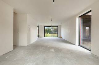 Deze stijlvolle nieuwbouwwoning is gelegen in de Stationsstraat in Gavere en geniet van een vlotte verbinding naar Gent, Oudenaarde en Deinze. Deze ruime woning telt 4 volwaardige slaapkamers, 1 badkamer, tuin en een carport. <br /><br />Mogelijkheid tot aankoop onder 6% btw.<br /><br />INDELING VAN DE WONING: <br />Gelijkvloers: <br />* inkomhal met gastentoilet<br />* leefruimte met open keuken (excl. prijs)<br />* berging / wasplaats<br />* oprit met carport<br />* (tuin<br /><br />Eerste verdieping:<br />* 3 slaapkamers<br />* badkamer met inloopdouche, ligbad en toilet<br /><br />Tweede verdieping: <br />* vaste trap naar de tweede verdieping <br />* slaapkamer 4<br /><br />ALGEMENE INFORMATIE:<br />* aankoop mogelijk onder 6% btw<br />* vloerverwarming (gelijkvloers en 1e verdieping) op warmtepomp (lucht-water)<br />* ventilatiesysteem type D<br />* 15 zonnepanelen<br />* aluminium ramen en deuren<br />* septische put van 2.000 liter<br />* stadswater<br />* regenwaterput van 7.500 liter<br /><br /><br />Bestuursmaatregelen in het maatregelenregister: in aanvraag<br /><br />Prijzen zijn exclusief bijkomende kosten zoals eventuele verkooprechten en notariële kosten (honorarium en aktekosten). Tevens niet inbegrepen zijn het aandeel in de (wijzigende) basis- of verkavelingsakte, de aansluitingskosten voor nutsvoorzieningen, kosten voor EPB, PID, veiligheidscoördinatie en eventuele andere bijkomende kosten en meerwerken. Omdat de totale investering afhankelijk is van uw persoonlijke situatie, wordt er steeds een individuele prijsberekening op maat voor u opgemaakt.