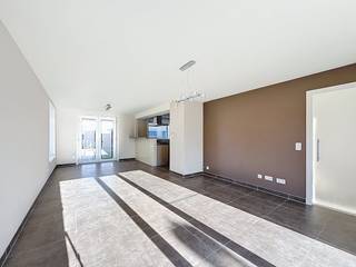 Cette spacieuse maison de 3 chambres avec un jardin confortable peut être louée sur la place Sint-Mildreda à Izenberge. La maison rénovée offre...