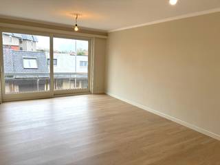 Een zeer goed gelegen appartement op de 1e verdieping.Via de lift of trap gaan we naar de verdieping en komen binnen in de hal met apart toilet. We...