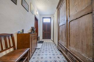 Gelegen op de taalgrens tussen Landen en Lincent bevindt deze oude hoeve zich aan het einde van een doodlopende straat, in een idyllische omgeving...