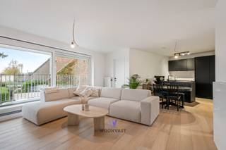 Cet immeuble de petite taille, composé de seulement quatre appartements dont trois sont encore disponibles, offre une combinaison exceptionnelle...