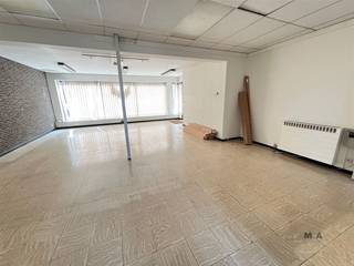 <p><span>Kantoor met 2 privé parkeerplaatsen langs belangrijke invalsweg. Openbare parkeerplaatsen voor de deur. Naast dit kantoor komt Batopin, opening 20 februari. Wees er snel bij om deze zeer goed gelegen kantoorruimte met 2 privé staanplaatsen te huren. </span></p><p><span>De kantoorruimte beschikt over een </span><span>oppervlakte van 131 m²</span><span> en is flexibel in te delen naargelang uw noden. Dankzij de </span><span>twee inbegrepen privé parkeerplaatsen </span><span>zijn tegenwoordig geen overbodige luxe meer. Extra opslag of archiefruimte is voorzien in de </span><span>kelderruimte van 20 m²</span><span>.</span></p><p><span>Indeling kantoorruimte:</span><span><br />Via de aparte inkom kom je binnen in een lichte en overzichtelijke ruimte die kan dienen als onthaal of wachtruimte. Verder beschikt het kantoor over een vergaderruimte, sociale ruimte met kitchenette en twee wc's. Verder hoort hier bij een droge kelder (20 m²) voor bijvoorbeeld het archief.  Ook in de kelder is sanitaire voorziening.<br /><br />Ten laste van de huurder: energietellers, algemene kosten € 75/maand, onroerende voorheffing.</span></p><p><span>Voor meer info of een afspraak voor een plaatsbezoek, bel gerust naar </span><span>MCA-Vastgoed: 0485 34 56 71</span><span>.<br />Wij zijn telefonisch zeer vlot bereikbaar en staan ook buiten de kantooruren graag voor u klaar. </span></p>