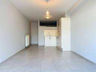 Le moyen le plus rapide pour visiter cet appartement ? Demandez votre visite via le bouton rouge de notre site Web (www.dewaele.com) et vous serez contacté par l'un de nos experts en location. Si vous avez d'autres questions, veuillez nous contacter par téléphone au 0474 49 46 70.<br /><br />Prêt à emménager, appartement d'une chambre au rez-de-chaussée avec un centre-ville à proximité du centre de Roeselare.<br /><br />La disposition de l'appartement est la suivante :<br />- Entrée avec toilettes séparées<br />- Espace de vie<br />- Cuisine équipée avec évier, four et cuisinière avec hotte<br />- Chambre<br />- Salle de bain avec double vasque dans les meubles et douche<br />- Local de rangement avec raccordement pour machine à laver<br />- Cours urbain<br /><br />Caractéristiques supplémentaires :<br />- Appartement prêt à emménager<br />- Faible consommation d'énergie<br />- Situé au centre, à proximité des transports en commun, des commerces, du centre, des écoles,...<br /><br />Possibilité de louer un emplacement (adjacent à la terrasse) : 30 euros/mois<br /><br />Cet appartement à louer à Roeselare vous intéresse ? N'hésitez pas à nous contacter.