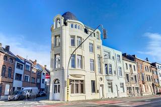 <p><span>BEZOEKMOMENT VOLZET. Dit lichtrijk, recent gerenoveerd appartement (2024), bevindt zich op een zeer gunstige locatie op wandelafstand van het </span><span>Sint-Pieters station</span><span>. In de buurt vind je een mix van recreatiemogelijkheden, leuke eetplekjes en groene parken zoals het </span><span>Citadelpark</span><span>. </span></p><p><span>De woonkamer (21m²) geniet dankzij de vele ramen van veel natuurlijk licht en een panoramisch 180° uitzicht. De slaapkamer (9m²) bevindt zich aan de straatkant van de Lucas de Heerestraat. Verder is er een tweede kamer (5m²) die kan benut worden als bureau of dressing. De keuken is uitgerust met inductie kookplaat, dampkamp, oven en enkele spoelbak. Er is geen aansluiting tot vaatwasmachine. De badkamer (5m²) is voorzien van douche, enkele wastafel, opbergkastje en toilet. Hier is aansluiting tot wasmachine aanwezig. </span></p><p><span>Het appartement bevindt zich op de eerste verdieping zonder lift. Provisie omvat onderhoud gemeenschappelijke delen + eigen verbruik water. </span></p><p><span> </span></p>
