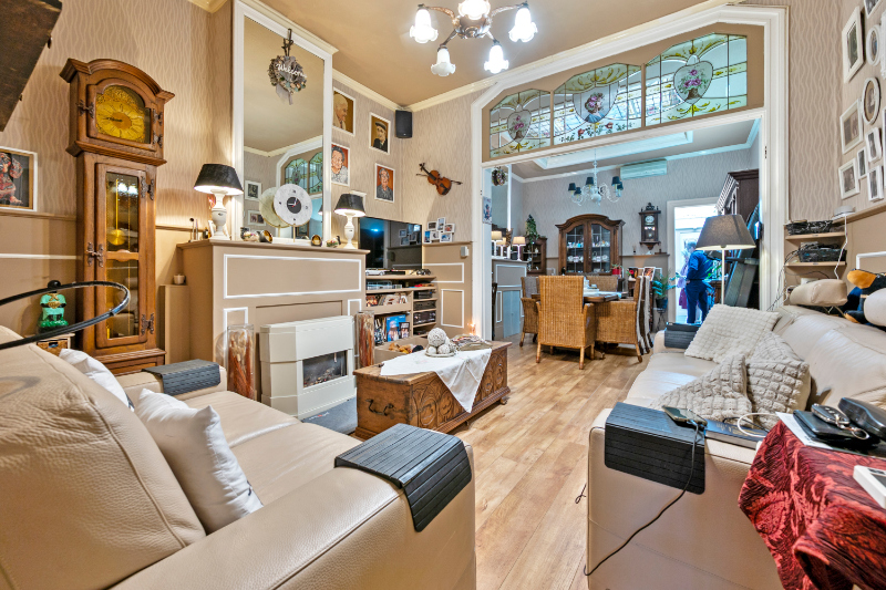 KNUSSE EIGENDOM MET ENKELE AUTHENTIEKE MATERIALEN, TOF TERRAS MET OVERDEKTE BUITENKEUKEN - foto 3