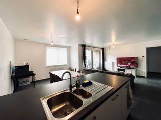 Dit volledig geschillderd appartement is gelegen op de eerste verdieping in het centrum van Melsele met zicht op de Onze-Lieve-Vrouwkerk. U beschikt over een gezellig terras en een ondergrondse garage.U betreedt het appartementencomplex via de algemene inkomhal, zowel via de lift als via de trap bereikt u de inkomdeur van het appartement. De indeling van het volledig geschilderd appartement is als volgt: U betreedt het appartement via de inkomhal met apart toilet en ingemaakte kasten. Verder is er een lichtrijke leefruimte en volledig geïnstalleerde keuken met toegang tot het terras. Twee slaapkamers en een ingerichte badkamer met douche en dubbele lavabo met meubel.Nog enkele troeven van dit appartement: Centrale verwarming op aardgas, hoogwaardige afwerking, volledig geschilderd, ondergrondse garage aan €50,00/maand (verplicht) en lage algemene kosten van €50,00/maand.Het appartement is vrij vanaf 1 december 2026.Interesse? Aarzel zeker niet om ons vrijblijvend te contacteren (verhuur@bebuild.be).