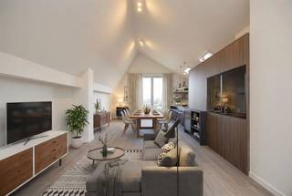 <p><span>Een lichtrijk, energiezuinig en ruim (150m2!) duplex penthouse met panoramisch zicht over Antwerpen dat deel uitmaakt van het gerenommeerde project Groene Poort. Er zijn 3 slaapkamers, 2 badkamers, 2 aparte toiletten, een vestiaire, bureau/slpk, aparte dressing, een aparte berging en wasplaats, een luxueus geïnstalleerde open keuken, 2 terrassen en parking (met laadpaal). </span><br /><span>De keuken is hyper-geïnstalleerd en is extra voorzien van een wijnkoelkast, een Quooker-kraan (kokend &amp; bruiswater), esthetisch geïntegreerde dampkap en extra brede oven. Het terras sluit mooi aan met de leefruimte en heeft een prachtig uitzicht op het MAS, het Havenhuis, de Kathedraal en zoveel meer.</span><br /><span>Het appartement is al voorzien van verlichtingsarmaturen en gordijnen en behaalt als energiescore een A-label dankzij de warmtepomp.</span><br /><span>In de huurprijs is 1 parkeerplaats inbegrepen met mogelijkheid tot het huren van een 2de staanplaats en laadpaal. Gemeenschappelijke kosten: 85€/maand + 165€/maand (=privatief verbruik van verwarming en warm water). Onmiddellijk beschikbaar. EPC in opmaak.</span></p>
