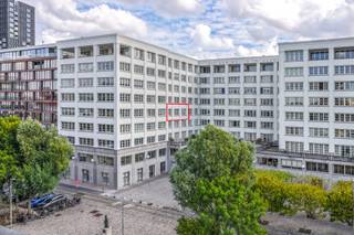 <strong>Royaal 2-slaapkamerappartement in het Koninklijk Entrepot</strong><br /><br />Op een bijzondere locatie aan het Eilandje, in het statige Koninklijk Entrepot, bevindt zich dit royale 2-slaapkamerappartement op de vierde verdieping. Het appartement dateert uit 2004 en combineert ruime leefvolumes, een inpandig terras en een kwalitatieve basis met heel wat potentieel voor verdere modernisering.<br /><br />Via de beveiligingsdeur komt u binnen in de ruime inkomhal, die toegang geeft tot de verschillende vertrekken van het appartement. Een mooie blikvanger is de authentieke eiken parketvloer, die vrijwel doorheen het volledige appartement werd doorgetrokken en voor een warme en uniforme uitstraling zorgt.<br /><br />De lichtrijke leefruimte geniet dankzij de grote raampartijen van veel natuurlijke lichtinval. Vanuit de woonkamer heeft u een aangenaam zijdelings en open uitzicht, met een glimp van het water en zicht richting de Antwerpse skyline, waaronder de Boerentoren en de Onze-Lieve-Vrouwekathedraal.<br /><br />Kenmerkend voor het Koninklijk Entrepot is het inpandige terras. De grote raampartijen kunnen volledig worden opengeschoven, waardoor het terras als het ware bij de leefruimte wordt betrokken en er een aangename overgang tussen binnen en buiten ontstaat.<br /><br />Aansluitend bevindt zich de ruime open keuken, volledig geïnstalleerd en voorzien van voldoende werk- en kastruimte. Achter de keuken ligt een praktische bijkeuken/berging met aansluitingen voor wasmachine en droogkast.<br /><br />Aan de rustige achterzijde bevinden zich twee volwaardige slaapkamers. De badkamer is uitgerust met een ligbad met douche, dubbele lavabo en handdoekradiator. Daarnaast is er een afzonderlijk toilet met handenwasser.<br /><br />Het appartement bevindt zich grotendeels nog in zijn oorspronkelijke uitvoering uit 2004 en kan op verschillende vlakken een opfrissing gebruiken. De royale indeling, grote raampartijen en vooral de doorlopende eiken parketvloer vormen echter een kwalitatieve basis om het appartement verder naar eigen smaak te moderniseren.<br /><br />Ook energetisch scoort het appartement goed met een EPC-label B. In de leefruimte zijn bovendien zonnescreens aanwezig. Een privatieve kelderberging is inbegrepen.<br /><br />Een ondergrondse autostaanplaats is verplicht bij aan te kopen aan €40.000.<br /><br />De ligging aan de Entrepotkaai combineert rustig wonen met de levendigheid van het Eilandje. Het Willemdok, MAS, de jachthaven en het ruime aanbod aan restaurants en terrassen bevinden zich op wandelafstand, terwijl ook het historische centrum vlot bereikbaar is.<br /><br />Een ruim en karaktervol appartement met twee slaapkamers, inpandig terras en een sterke kwalitatieve basis, voor wie op zoek is naar ruimte en potentieel op een bijzondere locatie aan het Eilandje.<br /><br />Voor meer informatie of een bezoek kunt u contact opnemen met Xander via 0497 18 10 84 of xander@reds.be.