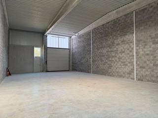 <p><strong>🏭 Nieuwe KMO-unit — 198 m² — Marche-en-Famenne</strong></p>
<p>📍 Green Business Park, as Namen–Bastenaken, rechtstreekse toegang N4<br />📏 198 m² casco | 8 m vrije hoogte<br />🚪 Sectionaalpoort + apart voetgangersingang<br />🚗 3 privatieve parkeerplaatsen incl. (6.000 €/plaats)<br />💰 252.450 € (excl. kosten)</p>
<p>✅ Opslag, logistiek, productie, distributie, diensten<br />🌱 Duurzaam park: hernieuwbare energie, LED-verlichting, 5 ha groen</p>
<p>📞 Plannen, lastenboek of bezoek? Neem contact op!</p>