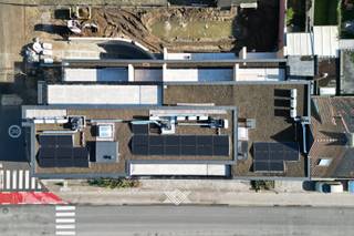 Deze penthouse heeft een bewoonbare oppervlakte van 147 m² en twee terrassen met een totaal van 60 m². Via de ruime inkomhal heeft u toegang tot een lichtrijke leef- eetruimte en de open keuken met aansluitend een handige berging. Verder vindt u er drie slaapkamers, een afzonderlijk toilet en twee badkamers waarvan de eerste is uitgerust met een inloopdouche en lavabo en de tweede met een ligbad en lavabo. Ondergronds is er een private parkeerplaats met een handige berging voorzien.  <br /><br />Wondelaer bestaat uit 11 hedendaagse appartementen verspreid over drie verdiepingen. Met keuze uit 1, 2 of 3 slaapkamers biedt het gebouw verschillende mogelijkheden voor uiteenlopende woonbehoeften. Bovendien beschikt elk appartement over een eigen terras waar u in alle rust kan genieten van de zon. Het gebouw heeft een grote ondergrondse verdieping met open parkeerplaatsen, ruime bergingen en een fietsenstalling, bereikbaar via de lift.<br /><br />De appartementen zijn uitgerust met energiezuinige technologieën, vrij van fossiele brandstoffen. De individuele warmtepomp, de balansventilatie en de privatieve PV-panelen zorgen voor lage energiekosten en dragen bij aan een groenere toekomst. <br /><br />Gelegen nabij de kern van Wondelgem vindt u er alle voorzieningen op wandel- en fietsafstand gaande van diverse scholen en winkels tot parken en culturele activiteiten. <br /><br />Verlaagd BTW-tarief van 6% mogelijk op de volledige constructiewaarde.  