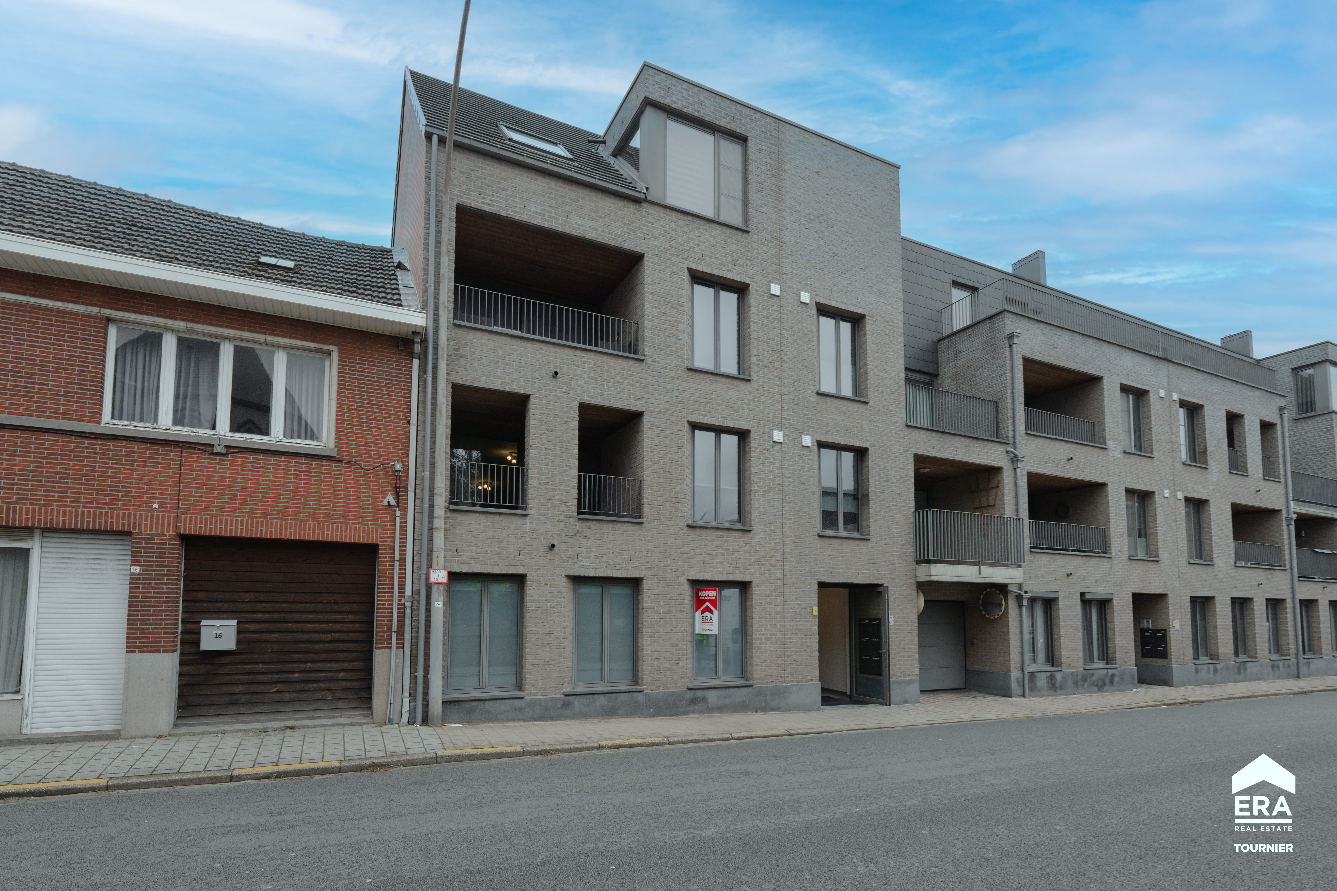 Dit ruim en instapklaar gelijkvloers appartement biedt comfortabel wonen in een moderne setting. De lichtrijke leefruimte sluit perfect aan op...