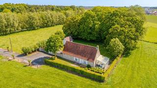 Op een uitzonderlijk rustig gelegen perceel van maar liefst 2.684 m² bevindt zich deze alleenstaande woning met tal van mogelijkheden, omringd door groen en absolute rust. Gelegen vlakbij het prachtige Arboretum van Koekelare geniet u hier van een unieke combinatie van privacy, ruimte en een aangename woonomgeving. Tevens op een steenworp van het centrum van Koekelare. <br /><br />De woning beschikt over een ruime oprit met garage en een grote, zonnige tuin waar u in alle rust kan genieten van het buitenleven. Binnenin wordt u verwelkomd via de inkomhal met gastentoilet. Verder omvat de woning een lichtrijke leefruimte, keuken, veranda met zicht op de tuin, berging en praktische wasplaats.<br /><br />Op de verdieping bevinden zich de nachthal, drie volwaardige slaapkamers en een badkamer. Daarnaast is er nog een ruime zolder aanwezig die extra mogelijkheden biedt.<br /><br />Troeven van deze woning:<br />✔ Alleenstaande woning op 2.684 m²<br />✔ Uiterst rustige en groene ligging<br />✔ Nabij het Arboretum van Koekelare<br />✔ Grote tuin met veel privacy<br />✔ Ruime oprit en garage<br />✔ 3 slaapkamers<br />✔ Veranda en terras<br />✔ Veel potentieel en ruimtegevoel<br /><br />Bent u op zoek naar een rustig gelegen woning met charme, ruimte en een prachtige omgeving? Dan is dit zonder twijfel een bezoek waard.