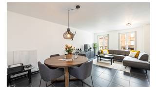 <p>Een mooi afgewerkt appartement op de eerste verdieping bestaande uit een woonkamer, ingerichte keuken, 2 slaapkamers, badkamer, wasplaats, ruim terras, overdekte autostaanplaats, lift.</p>