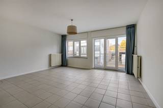 TE KOOP: Duplex-appartement (3slpks) met kantoorruimte of handelsruimte op topligging in Genk!In de Hoefstadstraat te Genk bevindt zich dit...