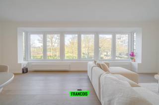 Op zoek naar een stijlvol en kwalitatief afgewerkt appartement waar comfort en ruimte centraal staan? Dit prachtig hernieuwbouwappartement op de tweede verdieping in de Prinsenlaan 47 biedt het allemaal.<br /><br />Zowel het appartement als het volledige gebouw werden grondig en met oog voor detail vernieuwd. Hierbij werd gekozen voor hoogwaardige materialen en een tijdloze afwerking, wat resulteert in een warme en moderne woonbeleving.<br /><br />Met een bewoonbare oppervlakte van maar liefst 118 m² geniet u van royale leefruimtes en een slimme indeling. De lichtrijke leefruimte sluit naadloos aan op het terras, waar u in alle rust kan genieten van een open zicht op de tennisvelden en het omliggende groen.<br /><br />De volledig uitgeruste keuken vormt het hart van het appartement en biedt alle comfort voor dagelijks gebruik. De stijlvolle parketvloeren versterken het gevoel van warmte en kwaliteit doorheen de hele woning.<br /><br />Het appartement beschikt over 2 volwaardige slaapkamers met de mogelijkheid tot een derde kamer, ideaal als bureau of hobbyruimte. Daarnaast is er een functionele en sfeervolle badkamer, een praktische dressing en een afzonderlijke berging.<br /><br />