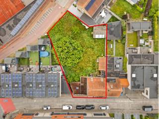 À VENDRE : Propriété avec beaucoup de potentiel au centre de Wielsbeke !Cette propriété est située sur un vaste terrain de 806 m² au centre de...