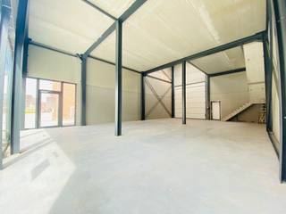 KMO units te koop te Ledegem<br /><br />Unit1 =  opp 160m²+verdiep+showroom - grondopp 276 m²: OPTIE<br />Unit2 =  opp 168.75m² grondopp 475 m² prijs: vanaf 220.000€ (excl BTW en kosten)<br />Unit3 = VERKOCHT<br />Unit4 = opp 168.75m² grondopp 281 m² Prijs vanaf 210.000€ (excl BTW en kosten)<br />Unit5 = VERKOCHT<br /><br />+ staalconstructie : vrije hoogte unit 2 +3+4+5 = 8.10m en unit 1 vrije hoogte 5m + verdieping 2.60m<br />+ gepolierd betonvloer<br />+ sectionale poort 4.5mbr x 4.5mh (unit2+3+4+5) Unit 1 : 4m br+4.5mh<br />+ gescheiden riolering voor afvoer regenwater en afvalwater<br />+ iedere unit heeft een eigen regenwaterput van 10.000L<br />+ voorziet mogelijkheid voor aansluiting water, elektriciteit, tv distributie, telefonie en internet per gebouw.<br />+ eigen parkingplaatsen<br />Verkoop onder 21% BTW<br /><br />Dit is een vanafprijs