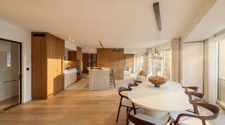 Op een gegeerde ligging aan de Zoutelaan, op de hoek met de Lippenslaan, in residentie Cap Nord, bevindt zich dit uitzonderlijk gerenoveerde appartement van ca. 170 m².<br /><br />Een renovatie uitgevoerd in 2026, met een graad van vakmanschap en oog voor detail die je in dit segment zelden tegenkomt.<br /><br />Bij het binnenkomen valt de doordachte indeling, het lichtinval en de uitzonderlijke graad van afwerking van het appartement onmiddellijk op.<br />De leefruimte vormt het hart van het pand en strekt zich uit in een open, sculpturale vorm waar zithoek, open keuken en eethoek elk hun eigen plaats krijgen zonder ooit afgesloten te worden.<br /><br />De keuken is uitgerust met Miele-toestellen en fungeert als centraal punt tussen de lounge en het eetgedeelte. De vloer loopt in één doorlopende warme houtafwerking door het volledige appartement, wat de ruimte verbindt en sereen houdt.<br /><br />Achteraan het appartement bevinden zich de vier slaapkamers in een doordachte indeling: drie volwaardige slaapkamers en één compactere kamer voorzien van stapelbed, ideaal voor logés of kinderen. Overdag doet deze perfect dienst als bureau in het interieur verwerkt. <br /><br />Twee badkamers, waaronder een ruime ouderbadkamer met vrijstaand bad en inloopdouche, vervolledigen het slaapgedeelte. Een apart toilet en doordachte berging met aansluitingen voor was- en droogkast (Miele, weggewerkt in een gangkast) zorgen voor een wooncomfort waar niets aan het toeval is overgelaten.<br /><br />Onder de oppervlakte werd het appartement volledig vernieuwd. Alle ramen werden vervangen, de verwarmingsketel werd vernieuwd, twee airco's geïnstalleerd, en het geheel wordt gestuurd via een KNX-domotica-systeem met een gebruiksvriendelijke app. Het resultaat: een EPC-label A, wat in een gerenoveerd appartement van dit kaliber een opvallende prestatie is.<br /><br />Het appartement wordt verkocht met twee privatieve kelders (31 en 32) en een fietsenberging op het gelijkvloers. Een autostandplaats in de naastliggende residentie Welvaert kan optioneel mee aangekocht worden voor € 70.000.<br /><br />Het appartement wordt volledig gemeubeld verkocht, klaar om de spreekwoordelijke valies te zetten en de zomer in te gaan.<br /><br />Vraagprijs: € 1.695.000 (meubels inbegrepen).<br /><br />Een bezoek inplannen kan via ons kantoor — 0471 22 68 18 of info@immonano.be.