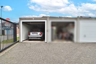 Op zoek naar een veilige, vlot bereikbare én recente afgesloten garagebox (2016) voor uw wagen, moto, fietsen of extra opslag?Deze aparte garagebox...