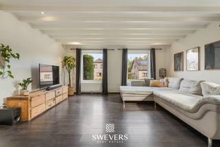 Voor meer info en foto’s, surf naar www.swevers.be – Deze open bebouwing op Gerhees 63 in Oostham, gebouwd in 1986, biedt een veelzijdige woonoplossing dankzij de combinatie van een hoofdwoning en een volwaardig tweede wooneenheid. Ideaal voor kangoeroewonen, een praktijk aan huis of aparte studio. De woning verkeert in normale staat en werd de afgelopen jaren deels vernieuwd: keuken (2023), badkamer en gasketel (2024), ramen en spouwmuurisolatie (2019).<br />Op het gelijkvloers kom je via de inkomhal met gastentoilet in de leefruimtes. De woonkamer sluit aan op een halfopen, vernieuwde keuken met eethoek. Verder is er een ruime eetkamer, een gezellige zithoek met zicht op de tuin, een berging en een veranda. Op de verdieping bevinden zich drie slaapkamers (12,25 m², 12,25 m² en 18,75 m²), een badkamer, apart toilet en kastruimte.<br />De tweede wooneenheid bevindt zich volledig op het gelijkvloers. Beschikt over een eigen leefruimte met open keuken (25 m²), een slaapkamer (12,78 m²) en een badkamer, toilet, aparte inkom perfect als aparte wooneenheid. Het perceel van 9a 89ca is noordwest gericht en biedt aangename zonmomenten in de tuin met veel privacy.<br />Rustig gelegen met scholen op 900 m, openbaar vervoer op 400 m en winkels op 1 km. De snelweg ligt op 6 km. Een eigendom met veel mogelijkheden en toekomstpotentieel. Voor meer informatie, bel 011 255 155. Bron bewoonbare oppervlakte: EPC – verslag.