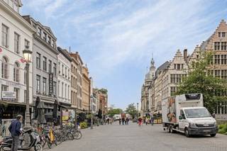 Vous recherchez un excellent investissement avec un rendement encore meilleur ? Alors n'hésitez pas à jeter un œil à cet immeuble de rapport au cœur battant de la ville des biscuits ! Ce bâtiment contient un rez-de-chaussée commercial avec un espace bureau, une kitchenette et des toilettes. De plus, aux trois étages supérieurs, vous trouverez un studio avec une cuisine équipée, une chambre et bien sûr une salle de bain. Ce bâtiment pourrait être votre billet pour un avenir florissant dans la vibrante Anvers !
<p>Actuellement loué à 3 811,50 €/mois ce qui fait 45 737,99 € en base annuelle. Cela se traduit par un joli rendement de 5%.</p>
<p>Données techniques : Cave sèche et détecteurs de fumée disponibles ! Tout a été récemment rénové, y compris : les fenêtres, l'électricité, etc. Les studios bénéficient d'un label EPC B favorable !! Chauffage central au gaz.</p>
<p>Informations urbanistiques, certificat de sol et certificat amiante sur demande. N'est pas situé dans une zone à risque d'inondation (score P et G C). Obligation de rénovation non applicable.</p>