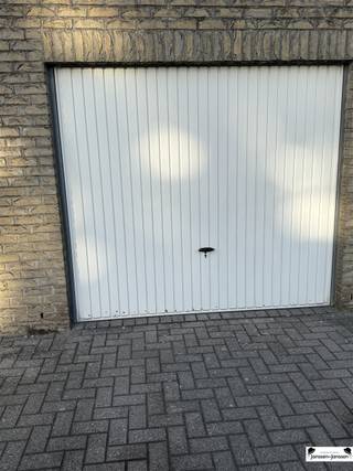 In Gooreind we offer a practical and locked garage box, equipped with a sturdy tilt gate.This garage box is ideal for safely parking your car,...
