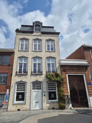 Au cœur de Malines, au bord de la Dyle, derrière la façade attrayante d'un élégant bâtiment patrimonial, avec vue sur le fleuve, le Kraanbrug et...