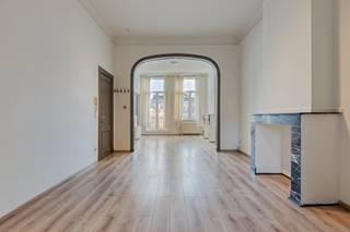 Stylish one-bedroom apartment located in the bustling heart of Antwerp, in a characterful neighborhood close to the KSMK, the city center, and major access roads. Located on the second floor of a building with a historic facade. The property effortlessly combines authentic charm with contemporary living comfort.

The living space is finished with warm wooden floors and bathed in natural light thanks to the large windows. 
The kitchen is practically designed and equipped with the necessary appliances. The bathroom has a modern finish with stylish gray tiles, a glass-walled shower, and contemporary sanitary ware. The bedroom is quietly located at the rear of the building and offers enough space for a comfortable bed and storage options, with access to a pleasant covered terrace.
Storage room with connection for washing machine and dryer.

Thanks to its excellent location, you are within walking distance of shops, cozy restaurants, public transport, and cultural hotspots. An ideal home for those who want to combine Antwerp city life with pleasant living.

Interested? Contact Laura at laura@immoaccenta.be