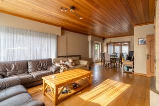 Bent u op zoek naar een ruime woning met loods, atelier of opslagruimte? Dan is deze villa in de Driekavenstraat in Waregem absoluut het ontdekken waard!<br /><br />De woning is gelegen op een perceel van maar liefst 1.618 m² en beschikt over een bewoonbare oppervlakte van ca. 310 m², aangevuld met een loods van 450 m². Ideaal voor wie wonen en werken wil combineren, een ruime hobbyruimte zoekt of nood heeft aan extra opslag.<br /><br />INDELING:<br />Op het gelijkvloers vinden we een inkomhal met slaapkamer, ruime leefruimte, leefkeuken en veranda. Verder zijn er een bureauruimte, wasplaats, toilet en grote bergruimte. De verdieping biedt nog 4 slaapkamers en een badkamer.<br /><br />TROEVEN:<br />* Loods van maar liefst 450 m²<br />* 5 slaapkamers<br />* Slaapkamer en badkamer op het gelijkvloers<br />* Perceel van 1.618 m²<br />* Ideaal voor wonen &amp; werken<br />* Geen renovatieplicht<br />* Gelegen op een uitstekende locatie in Waregem<br /><br />De woning kan wat opfrissing gebruiken, maar biedt vandaag al heel wat ruimte, mogelijkheden en potentieel.<br /><br />Interesse? Contacteer snel Vlaemynck Vastgoed voor meer informatie of een bezoek!<br /><br />ref.:LS/26105/TK