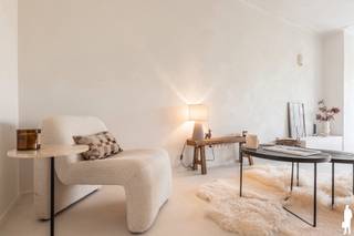 <strong>Stijlvol gerenoveerd appartement met 2 slaapkamers en zuidgericht terras in de gegeerde Elsdonkwijk</strong><br /><br /><strong>Troeven van het appartement:</strong><br />- Hoogwaardig en smaakvol gerenoveerd in 2026 <br />- Bewoonbare oppervlakte ca. 94 m² met een aangenaam zuidgericht terras van ca. 3 m² <br />- Riante lichtinval dankzij grote schuiframen met zicht op het groene straatbeeld en de karaktervolle boom vooraan <br />- Twee volwaardige slaapkamers (ca. 15 m² en 10 m²) <br />- Ruime en sfeervolle leefruimte (ca. 35 m²) met elegante sierhaard en geïntegreerde zitbank <br />- Open keuken afgewerkt met een verfijnd travertin werkblad en hoogwaardige inbouwtoestellen <br />- Praktische, aparte berging <br />- Stijlvolle badkamer met inloopdouche en travertin wastafel <br />- Gelegen op de tweede verdieping<br />- Lage gemeenschappelijke kosten (€95/maand)<br /><br /><strong>Ligging:</strong><br />- Uitstekende bereikbaarheid richting Antwerpen, Brussel en Mechelen (E19) <br />- Gelegen in de uiterst gegeerde Elsdonkwijk: een rustige, residentiële omgeving met een centrale ligging <br />- Nabij scholen, winkels, openbaar vervoer en groene wandelparken <br /><br /><strong>Indeling (ca. 94 m²):</strong><br />- Inkomhal met ingemaakte vestiairekast en gastentoilet <br />- Ruime, lichtrijke leefruimte (ca. 35 m²), afgewerkt met grote natuurstenen tegels (120x120) en een sfeervolle sierhaard die warmte en karakter brengt <br />- Open keuken (ca. 8 m²) in verfijnde Japandi-stijl, voorzien van een travertin natuurstenen werkblad en uitgerust met kwalitatieve toestellen (combi-oven/airfryer, koelkast met diepvries, vaatwasser en inductiekookplaat met geïntegreerde dampkap) <br />- Twee ruime slaapkamers (ca. 15 m² en 10 m²) op smaakvolle visgraat parket, waarvan één directe toegang biedt tot het gezellige, zuidgericht terras <br />- Badkamer met royale inloopdouche, harmonieus afgewerkt met dezelfde tegel als in de leefruimte voor een stijlvol en uniform geheel <br />- Aparte berging
