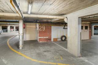 Overdekte staanplaats onder de residentie Solaria in Koksijde-Bad. Gemakkelijke inrit.Diepte: 4,86 m - breedte: 2,66 m - hoogte: 2,2 m. Hoogte inrit:...