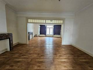 Centrum stad Antwerpen: Ruim 2 slp appartement op de 3de verdieping.Het appartement is verhuurd aan 1100 € per maand. Indeling:Nachthal op vinylvloer...
