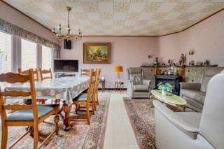 Deze ruime gezinswoning in Sint-Niklaas biedt heel wat mogelijkheden voor wie op zoek is naar een woning met voldoende leefruimte, vier slaapkamers, een garage en een aangename tuin.De woning beschikt over verschillende leefruimtes en telt maar liefst vier slaapkamers, verdeeld over meerdere verdiepingen. Dankzij de praktische indeling is er voldoende ruimte voor een gezin, een thuisbureau of een hobbykamer.Achteraan bevindt zich een ruime, afgesloten tuin met gazon. Dankzij de ommuring geniet u hier van de nodige privacy. De tuin biedt bovendien heel wat mogelijkheden voor wie graag buiten vertoeft of de buitenruimte verder naar eigen wens wil aanleggen.Een garage zorgt voor extra parkeer- en bergruimte.Met een grondoppervlakte van 424 m² beschikt deze woning over een mooie basis en heel wat potentieel voor verdere inrichting of renovatie.TROEVEN•4 slaapkamers•Grondoppervlakte van 424 m²•Ruime, afgesloten tuin•Garage•Veel bergruimte en mogelijkheden•Gelegen in Sint-NiklaasEen interessante woning voor wie op zoek is naar ruimte en graag een woning verder afwerkt en personaliseert volgens de eigen wensen.