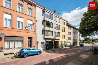 <p>Op een strategische ligging nabij centrum Gent bevindt zich dit klassiek, ruim en lichtrijk appartement.<br /><br />In dit appartement geniet je van 2 slaapkamers, een ruime woonkamer met open haard, ook is er een aparte keuken. Aan de achterkant van het appartement bevindt er zich een groot terras zonder inkijk van buren.<br /><br />Aan het einde van de straat waar het appartement gelegen is bevindt zich een groene oase aan rust in het Coyendanspark en Portus Ganda, hier kan je in alle rust ontspannen. Het appartement bevindt zich ook in de buurt van het openbaar vervoer, zo is er een bushalte op ongeveer 100 meter van het appartement. Het station Gent-Dampoort ligt op 350 meter van je voordeur, zo geniet je van een vlotte treinverbinding naar de grote steden.<br /><br />De woning komt vrij omstreeks maart 2026. Bij voorkeur vindt de akte plaats in maart 2026.<br /><br />Syndickosten +- 150 EUR/maand<br /><br />Indien u interesse heeft aarzel dan zeker niet om contact op te nemen met Top Vastgoed voor een bezoek: 0475 700 700</p>