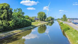 Een zeer goed onderhouden, instapklaar en recent gelijkvloersappartement (EPC: B) met oa. 2 slaapkamers, 2 terrassen, badkamer met ligbad en inloopdouche, een garagestaanplaats en kelder, welgelegen aan het kanaal op wandelafstand van het centrum van Halle ! <br /><br />Op het gelijkvloers: inkomhal, toilet, leefruimte/eetplaats met open ingerichte(35.00m² - dubbel verlek, inductie kookplaat, dampkap, vaatwasser, koelkast, oven), berging/wasplaats, nachthal, badkamer (ligbad, inloopdouche, wastafel met meubel), 2 slaapkamers (13.25 / 8.00m²)<br />Verder: 2 recent vernieuwde en ruime terrassen met aangenaam uitzicht op kanaal & groenzone, garagestaanplaats, kelder.<br /><br />Buitenschrijnwerk PVC dubbel glas - Individuele centrale verwarming op aardgas condensatieketel <br />EPC: 157 kWh/m² - label B<br />Kadastraal inkomen: 964 EUR<br />Elektrische installatie volledig conform tot 2036!<br />Nutsvoorzieningen: waterverzachter, ventilatiesysteem, fietsenstalling<br />Gemeenschappelijke lasten: +- 140 euro/maand - Lift in het gebouw<br />Stedenbouwkundige inlichtingen in aanvraag.<br />Vg/Groengebied/Gmo/Vkr/Gvv<br />Instelprijs: 395.000 EUR!!!