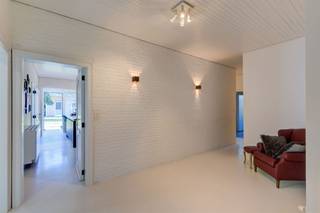 <p>Deze woning is gelegen in een rustige straat en groene omgeving, doch op minder dan 5 minuten van de oprit E313. Het hoofdgebouw werd reeds gerenoveerd en beschikt over een inkomhal met apart toilet, een leefruimte, een keuken en een ruimte die op dit moment dienst doet als speelruimte. Verder is er een berging, een garage, drie slaapkamers, een badkamer en een zeer ruime zolder aanwezig. Het bijgebouw is op dit moment ingericht als 'mancave', maar was oorspronkelijk een tweede woonst. Dit beschikt over een leefruimte, een keuken, een badkamer, een berging en 2 slaapkamers, ook hier is een garage, wasplaats en een zolder aanwezig. </p><p>Via een erfdienstbaarheid is het perceel ook langs de achterzijde te bereiken. <br />Deze eigendom biedt tal van mogelijkheden: zorgwonen, kangoeroewonen, vrij beroep, praktijkruimte,... <br />Maak snel uw afspraak! </p>