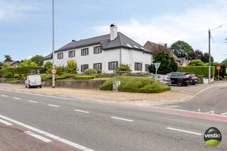 Royale villa met ruime praktijk- of kantoorruimte op toplocatie in Bilzen-Hoeselt.<br /><br />Deze statige en tijdloze villa met een royale praktijkruimte is gelegen aan de Rode Kruislaan 138 in Bilzen-Hoeselt, op een uiterst zichtbare en vlot bereikbare locatie langs de gewestweg N758 (Mopertingen – Tongeren).<br /><br />De ligging is bijzonder strategisch: het centrum van Bilzen bevindt zich op slechts 5 km, Maastricht op amper 7 km en de autosnelweg bereikt u in minder dan 5 minuten.<br />Dankzij de uitstekende bereikbaarheid vormt dit pand de ideale combinatie van comfortabel wonen en professioneel ondernemen.<br /><br />De woning is gebouwd op een ruim perceel van 14a 23ca en biedt een bewoonbare oppervlakte van 429 m², aangevuld met een volledig ingerichte praktijkruimte van 187 m².<br />Momenteel is deze ingericht als dokterspraktijk, maar ze leent zich eveneens uitstekend voor vrije beroepen, groepspraktijken, kantoren of andere professionele activiteiten.<br />Op het perceel is bovendien ruime parkeergelegenheid voorzien voor bewoners en bezoekers.<br /><br />Deze eigendom onderscheidt zich door haar doordachte architectuur, royale leefruimten, overvloedige lichtinval en functionele indeling.<br />De woning combineert een hoog wooncomfort met een professionele uitstraling.<br /><br />In 2022 werd het dak volledig vernieuwd en geïsoleerd. Daarnaast beschikt de woning over 34 zonnepanelen (8,84 kWp) met groene stroomcertificaten die nog lopen tot 2032.<br /><br /><u>Indeling van de woning:</u><br />De centrale inkomhal met elegante trappenhal biedt meteen van een verrassend zicht op de sfeervolle binnenpatio. Verder bevinden zich op het gelijkvloers een gastentoilet en een ruime vestiaire.<br />De lichtrijke leefruimte bestaat uit een gezellige zithoek, een ruime living, een eetkamer en een lager gelegen zitkuil.<br />De moderne, volledig uitgeruste leefkeuken beschikt over alle hedendaagse toestellen en biedt plaats aan een gezellige eethoek.<br />Aansluitend bevindt zich een aangename veranda met directe toegang tot het terras en een onderhoudsvriendelijk aangelegde tuin.<br />Naast de keuken is een praktische berging voorzien.<br /><br />Op de eerste verdieping geeft de nachthal toegang tot vijf volwaardige slaapkamers, twee volledig ingerichte badkamers, twee nachttoiletten en een praktische was- en berging.<br />De royale master bedroom beschikt over een aparte dressing en een balkon met een prachtig uitzicht op de tuin.<br />De eerste badkamer is uitgerust met een ruim ligbad, dubbele wastafel, douche en bidet. De tweede badkamer beschikt over een wastafel, een douche en een afzonderlijk toilet.<br /><br />De woning is volledig onderkelderd en omvat diverse bergruimten, een geconditioneerde wijnkelder, een cv-lokaal, een technische ruimte, twee inpandige garages en een kruipkelder.<br />Via het zolderluik bereikt u bovendien de ruime, volledig geïsoleerde zolderverdieping.<br /><br />De tuin is volledig omheind en omhaagd en biedt optimale privacy, waardoor u in alle rust van het buitenleven kunt genieten.<br /><br /><u>De praktijkruimte:</u><br />De praktijk beschikt over een volledig aparte toegang via de Pastorijstraat en functioneert momenteel als een professioneel ingerichte dokterspraktijk.<br />De indeling omvat een representatieve inkomhal met onthaalruimte, een secretariaat, vier ruime kabinetten; een archiefruimte; een berging; een ingerichte kitchenette en twee toiletten.<br />Alle praktijkruimten zijn uitgerust met airconditioning.<br />De duurzame pvc-vloerbekleding, de aanwezige inbraakbeveiliging en het camerasysteem maken deze professionele ruimte volledig instapklaar.<br /><br />Voornaamste troeven zijn: <br /><br />- Royale villa met een volledig geïntegreerde multifunctionele praktijk- of kantoorruimte.<br />- Uitstekende commerciële zichtlocatie langs een drukke verbindingsweg.<br />- Vlotte verbinding met Bilzen, Maastricht en de autosnelweg.<br />- Ruime parkeergelegenheid op eigen terrein.<br />- Groot perceel met een praktische configuratie.<br />- Nabij school, winkels en alle dagelijkse voorzieningen.<br />- Dak vernieuwd en geïsoleerd in 2022.<br />- 34 zonnepanelen (8,84 kWp) met groene stroomcertificaten tot 2032.<br />- Volledig onderkelderd met twee inpandige garages.<br />- Afzonderlijke toegang tot de praktijkruimte, ideaal voor wonen en werken onder één dak.<br /><br /><br />Wenst u meer informatie of een bezoek ter plaatse? Neem gerust contact op via 0473 79 29 30 of mail naar luc@vestio.com.<br /><br /><br /><br /> 