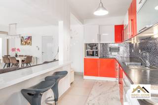 Dit appartement is gelegen op de tweede verdieping van het complex, en bereik je via de gemeenschappelijke trap. Deze brengt je tot in een...