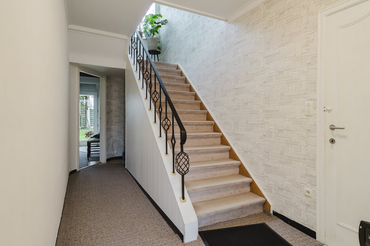 Spacious 4 bedroom home with garden in Kortrijk! - photo 2